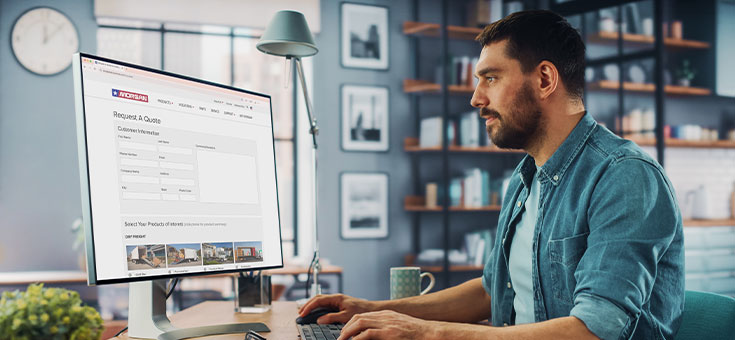 Client remplissant des informations en ligne sur un ordinateur, dans un environnement domestique.