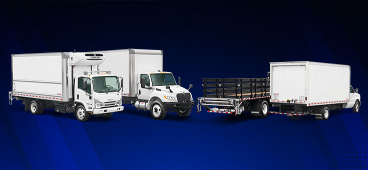 Photo de groupe d'un grand Fourgon Multi-usages, d'un camion réfrigéré, d'une carrosserie à ridelles et d'un plus petit camion Fourgon Multi-usages sur fond bleu.